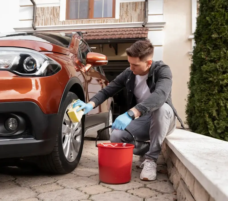 Lavage auto à domicile Montberon : professionnel intervenant sur un véhicule